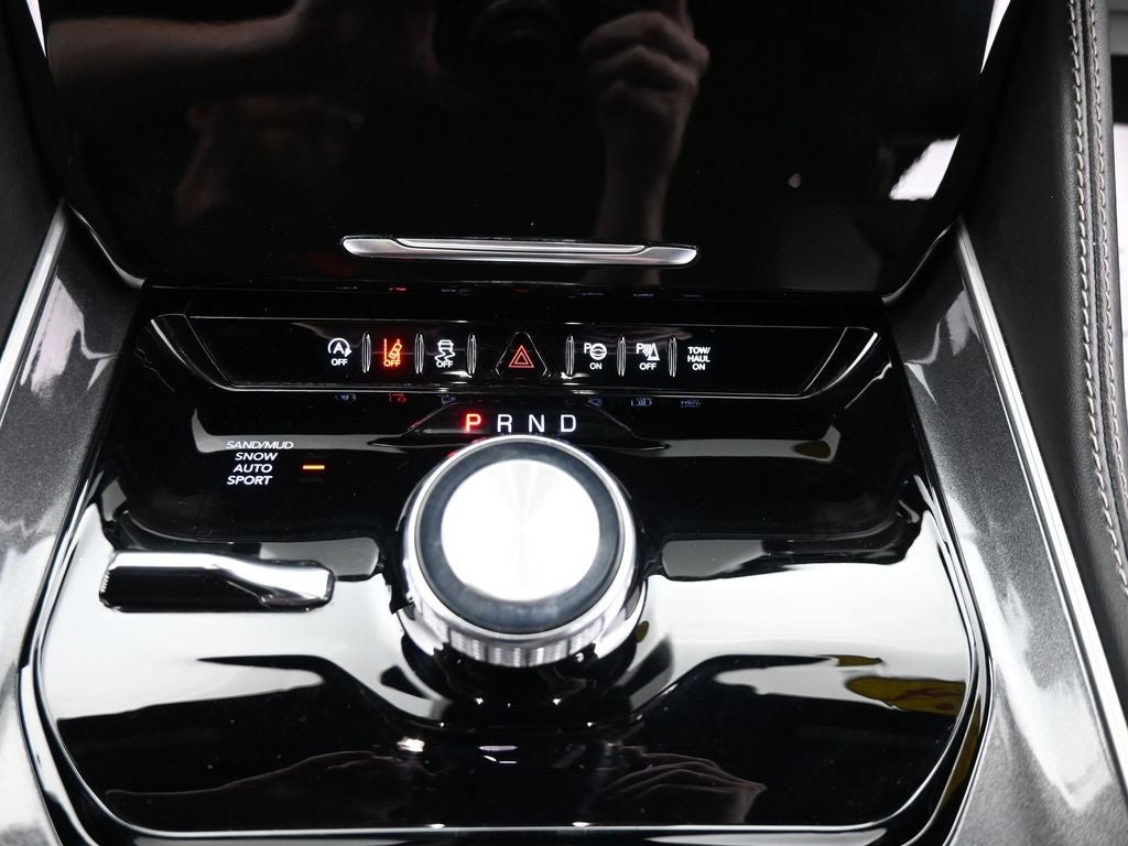 2024 Jeep Wagoneer Base