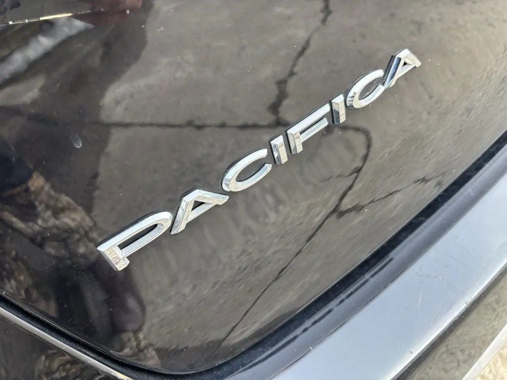 2024 Chrysler Pacifica Touring L's photo