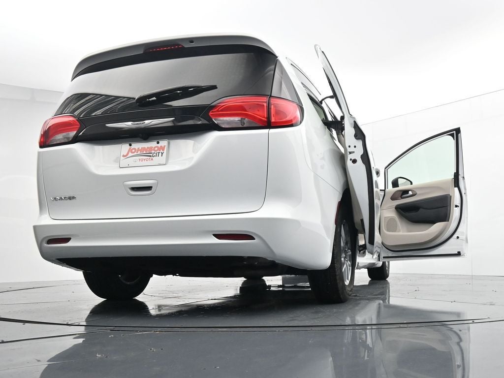 2023 Chrysler Voyager LX