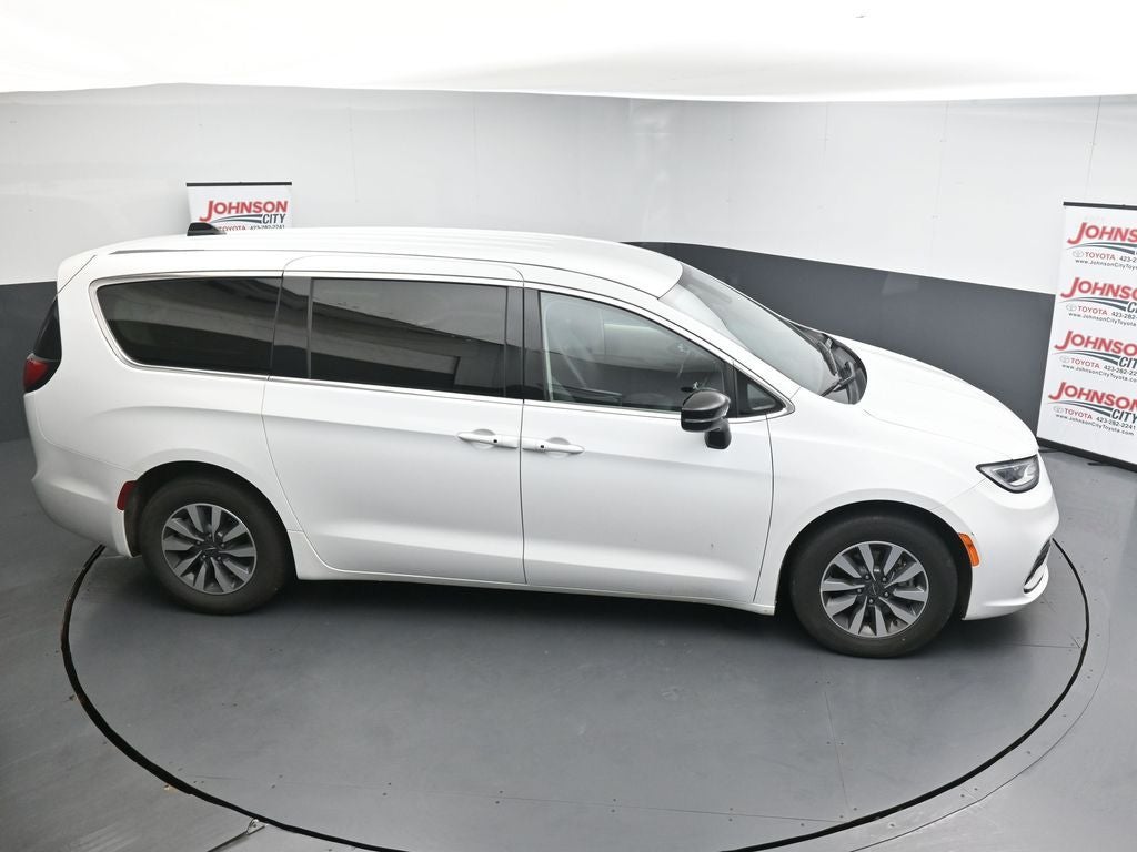 2024 Chrysler Pacifica Select