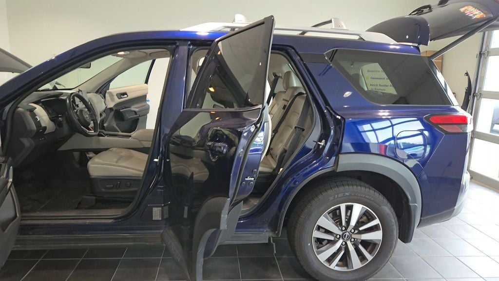2023 Nissan Pathfinder SL