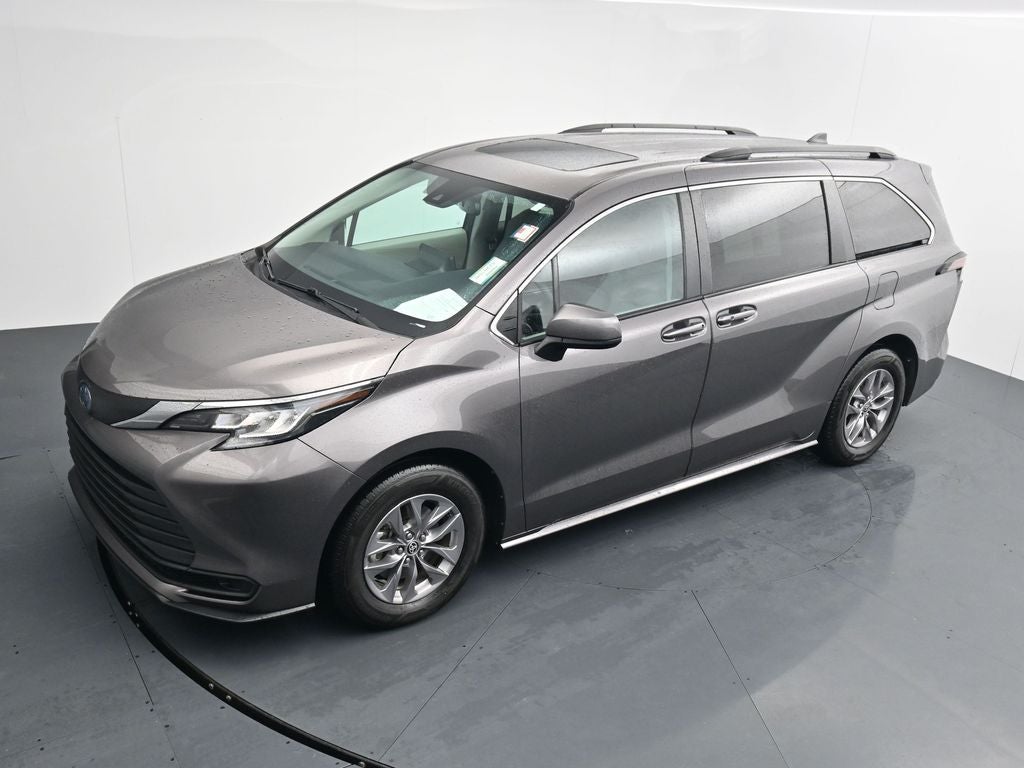 2022 Toyota Sienna LE 8 Passenger