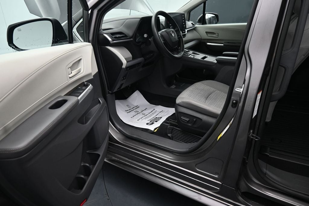 2022 Toyota Sienna LE 8 Passenger