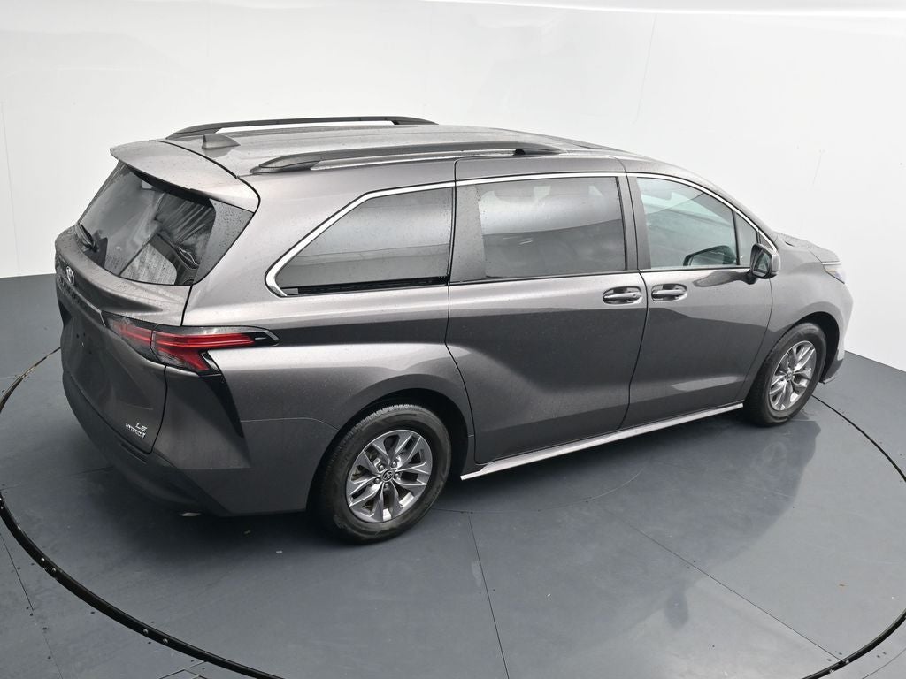 2022 Toyota Sienna LE 8 Passenger