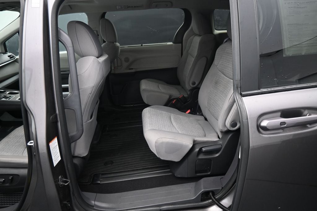 2022 Toyota Sienna LE 8 Passenger