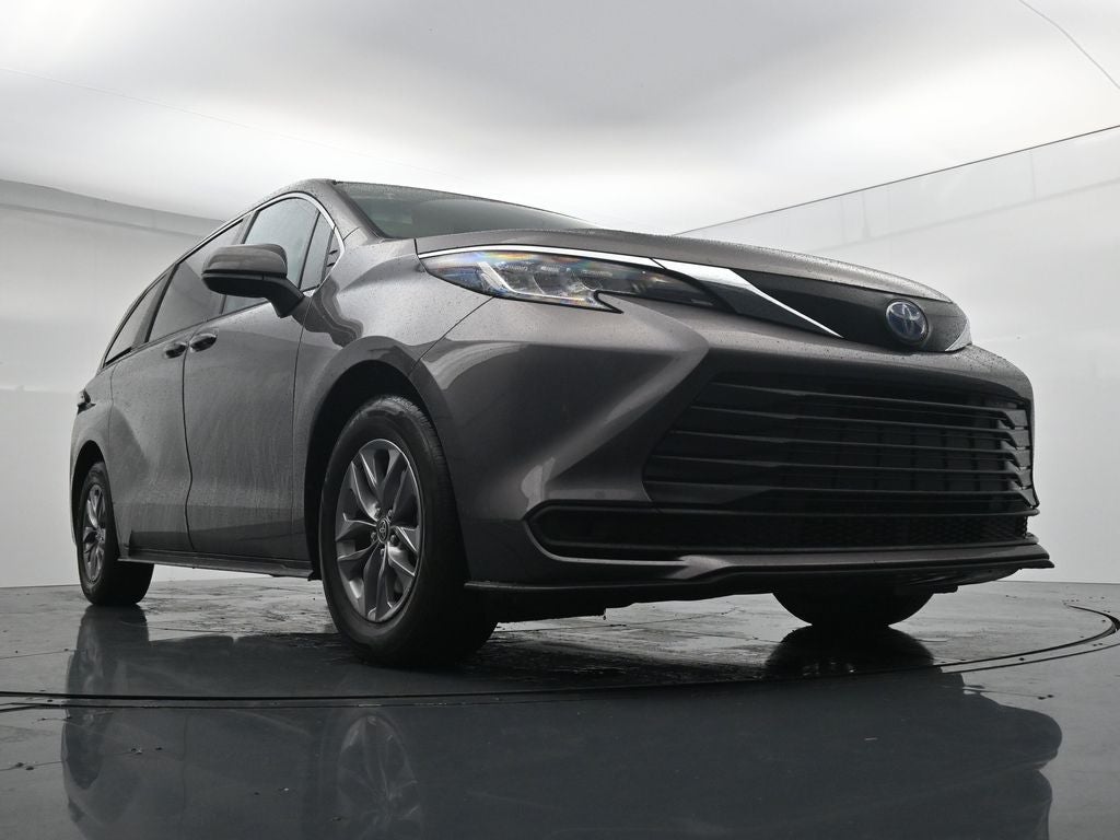 2022 Toyota Sienna LE 8 Passenger