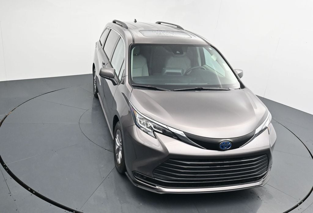 2022 Toyota Sienna LE 8 Passenger