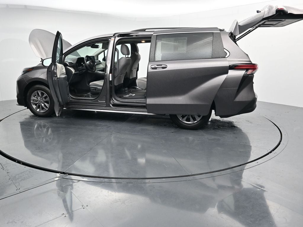 2022 Toyota Sienna LE 8 Passenger