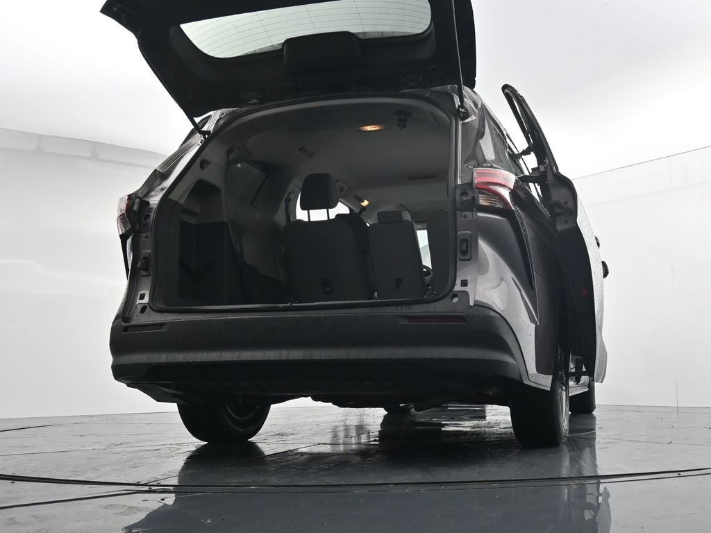 2022 Toyota Sienna LE 8 Passenger