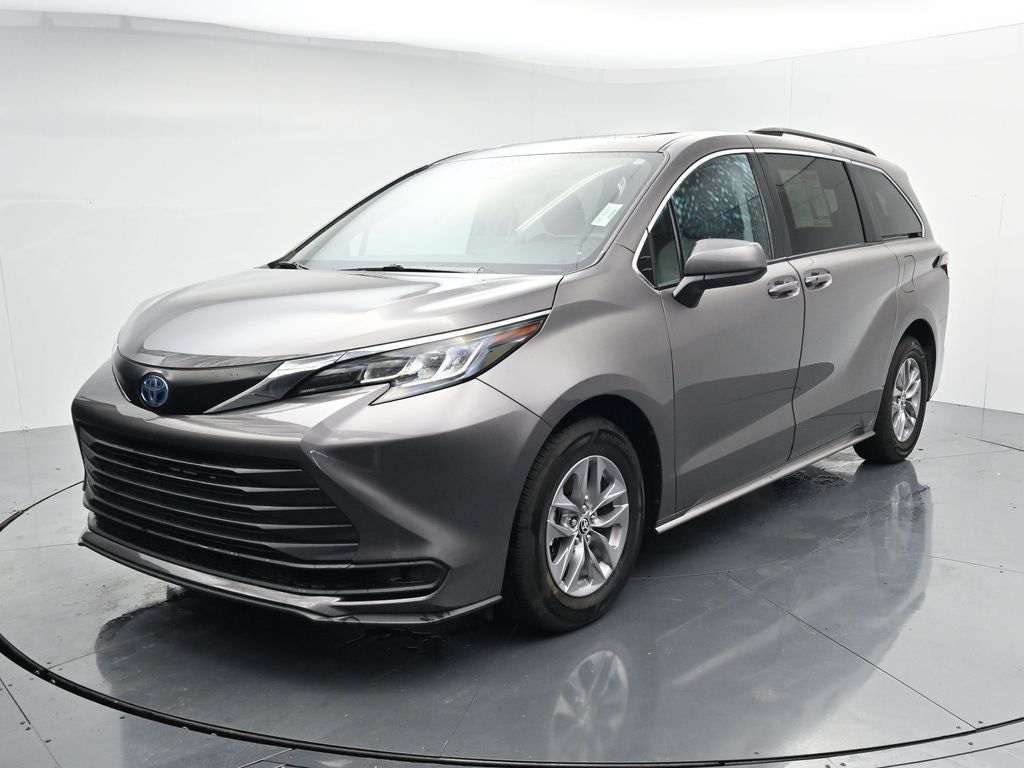 2022 Toyota Sienna LE 8 Passenger
