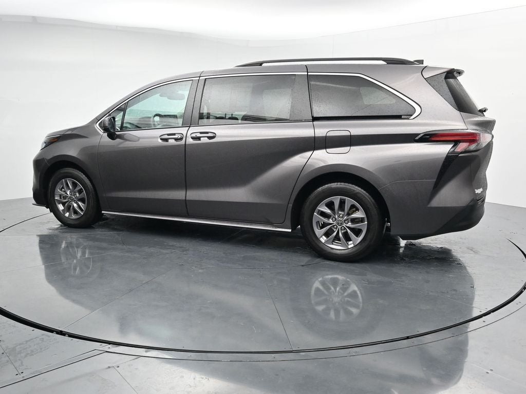 2022 Toyota Sienna LE 8 Passenger