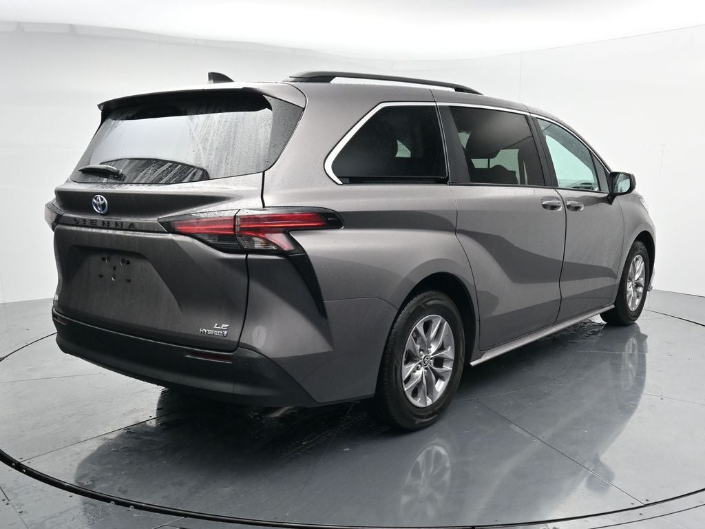 2022 Toyota Sienna LE 8 Passenger