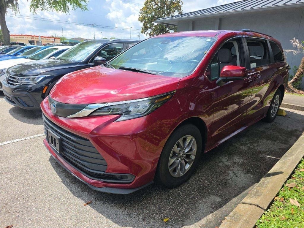 2024 Toyota Sienna LE 8-Passenger Hybrid FWD's photo