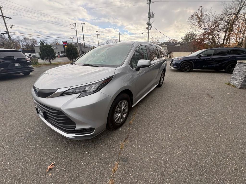 2024 Toyota Sienna LE 8 Passenger
