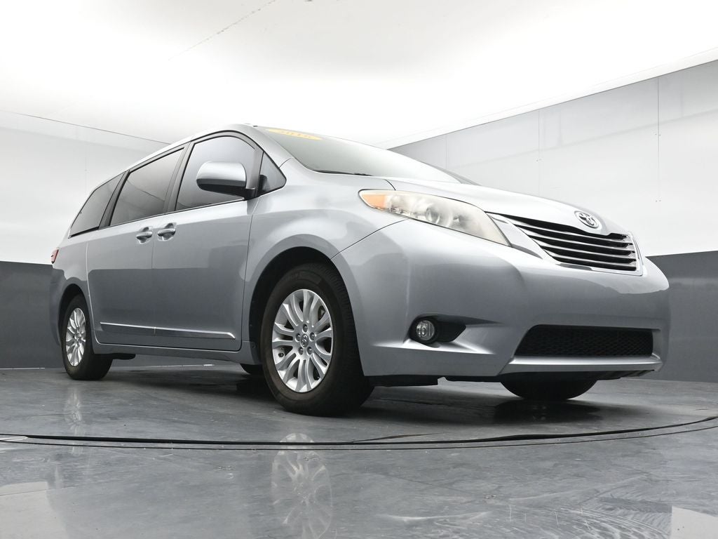 2016 Toyota Sienna XLE 8 Passenger