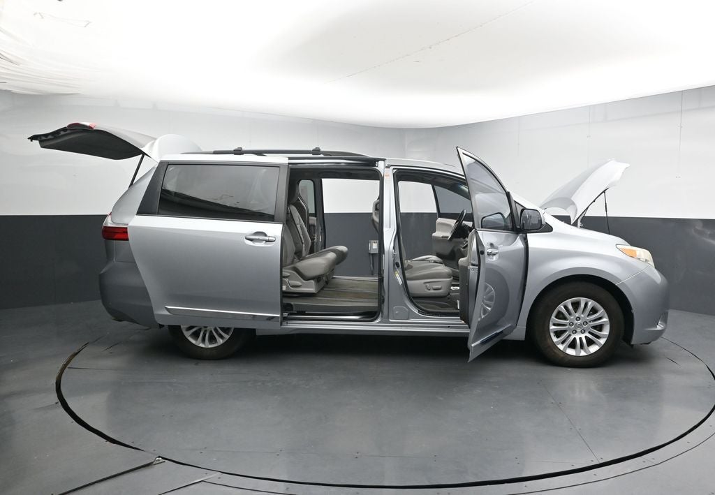 2016 Toyota Sienna XLE 8 Passenger