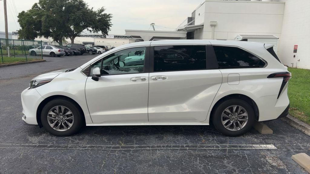2024 Toyota Sienna XLE 8 Passenger