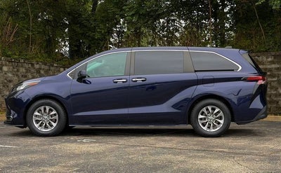 2022 Toyota Sienna XLE 8 Passenger