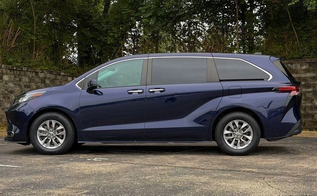 2022 Toyota Sienna XLE 8 Passenger
