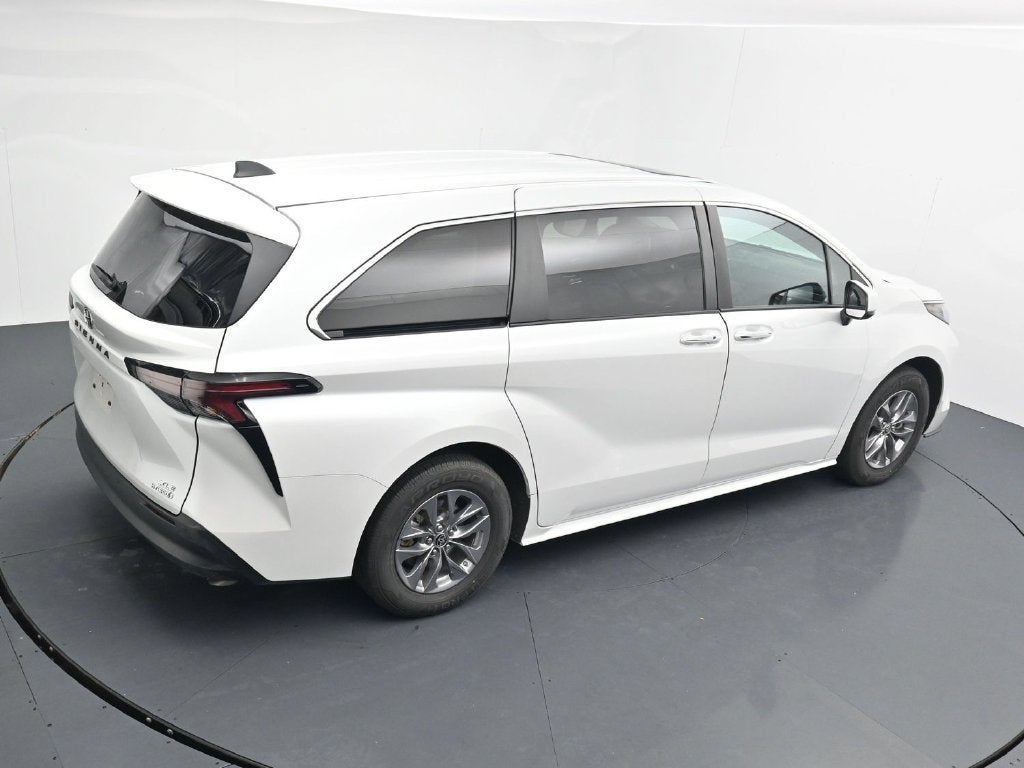2024 Toyota Sienna XLE 8 Passenger