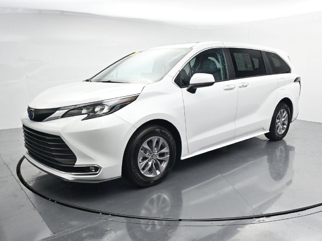 2024 Toyota Sienna XLE 8 Passenger