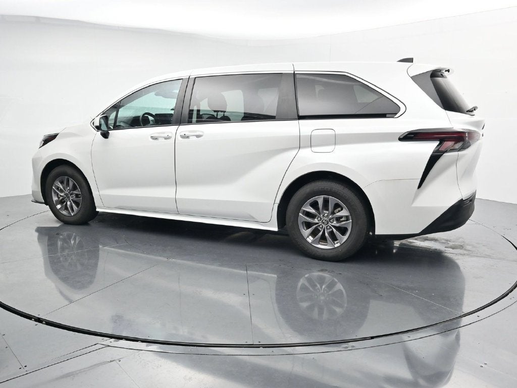 2024 Toyota Sienna XLE 8 Passenger