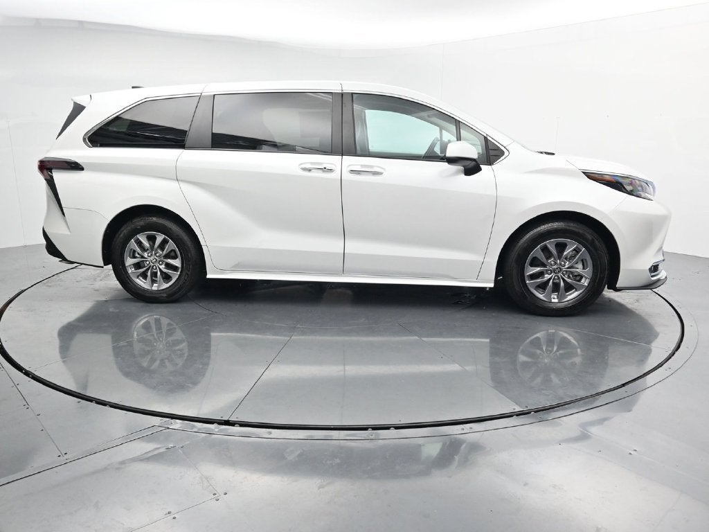 2024 Toyota Sienna XLE 8 Passenger