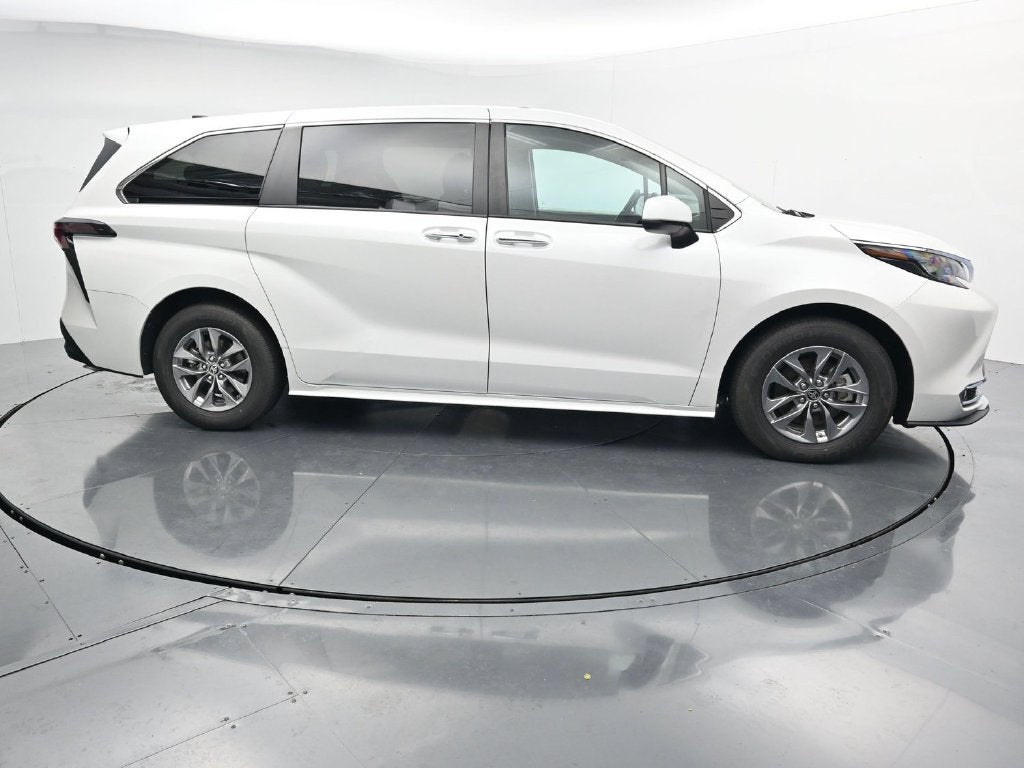 2024 Toyota Sienna XLE 8 Passenger