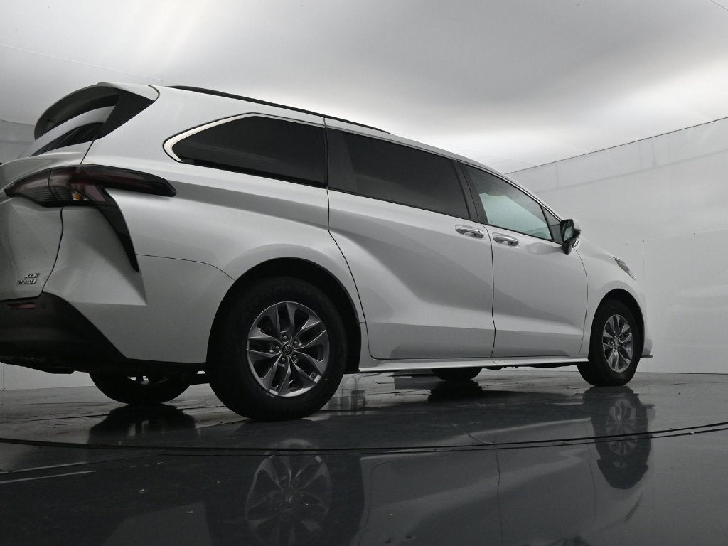 2024 Toyota Sienna XLE 8 Passenger