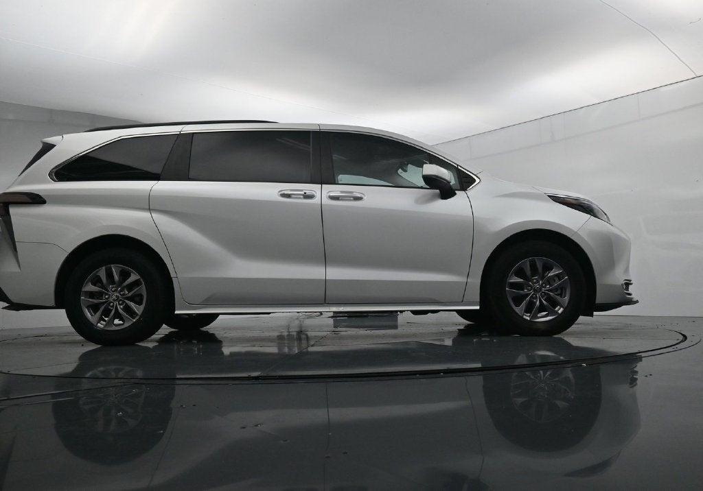 2024 Toyota Sienna XLE 8 Passenger