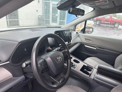 2022 Toyota Sienna LE 8 Passenger
