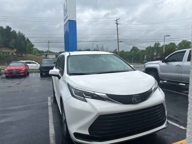 2022 Toyota Sienna LE 8 Passenger