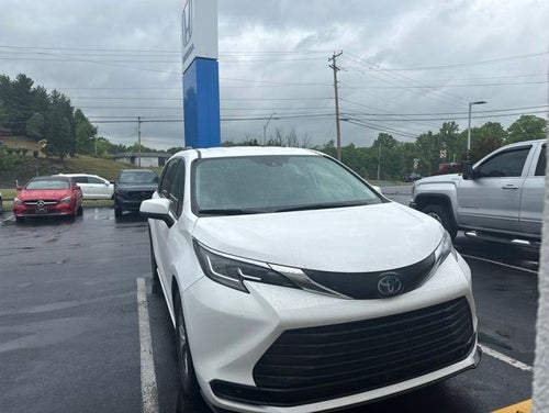 2022 Toyota Sienna LE 8 Passenger