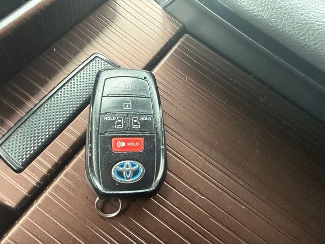 2022 Toyota Sienna LE 8 Passenger