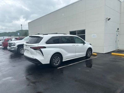 2022 Toyota Sienna LE 8 Passenger