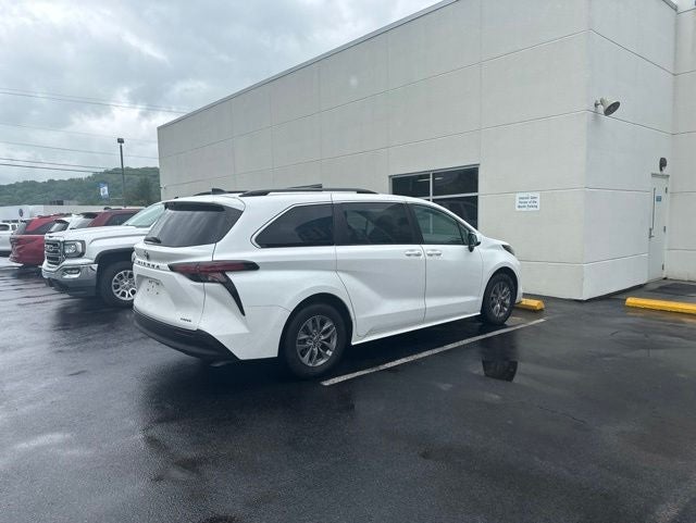 2022 Toyota Sienna LE 8 Passenger
