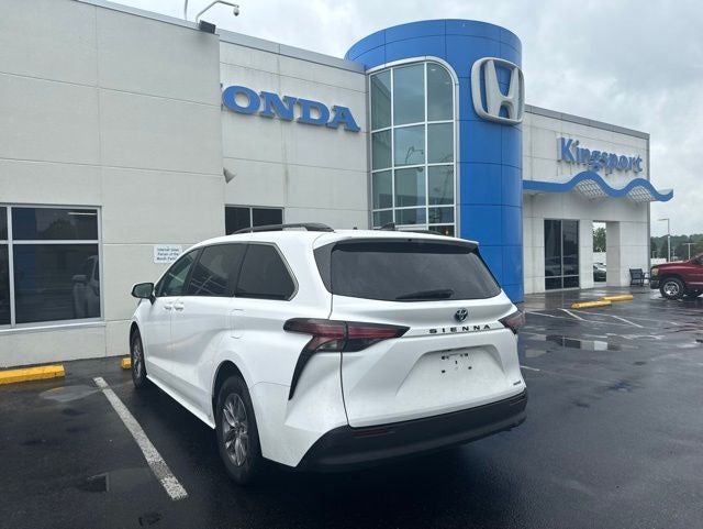 2022 Toyota Sienna LE 8 Passenger