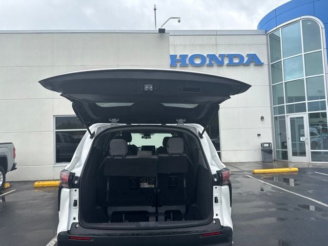 2022 Toyota Sienna LE 8 Passenger