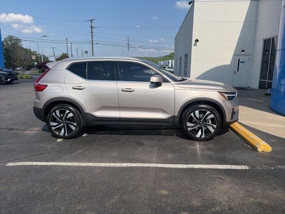 2024 Volvo XC40 B5 Plus Bright Theme