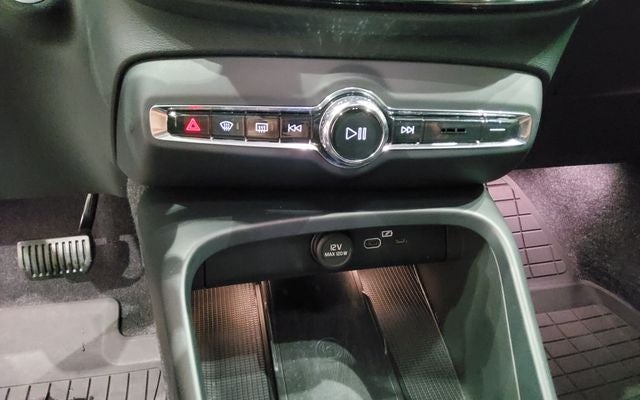 2024 Volvo XC40 B5 Plus Bright Theme