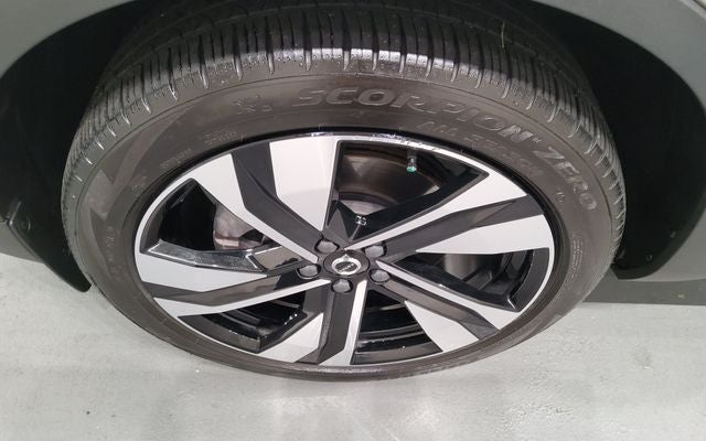 2024 Volvo XC40 B5 Plus Bright Theme