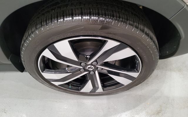 2024 Volvo XC40 B5 Plus Bright Theme