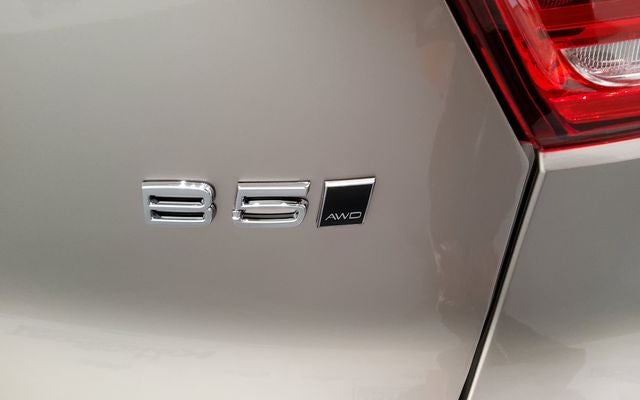 2024 Volvo XC40 B5 Plus Bright Theme
