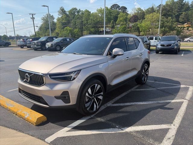 2024 Volvo XC40 B5 Plus Bright Theme