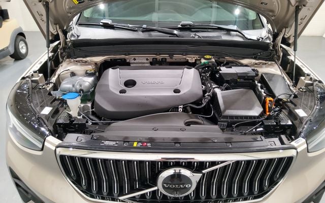 2024 Volvo XC40 B5 Plus Bright Theme
