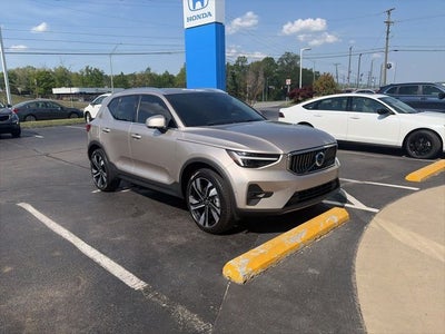 2024 Volvo XC40 B5 Plus Bright Theme